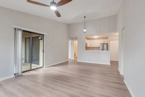 $179,000 | 1919 North Hicks Road, Unit 209, Palatine, IL 60074