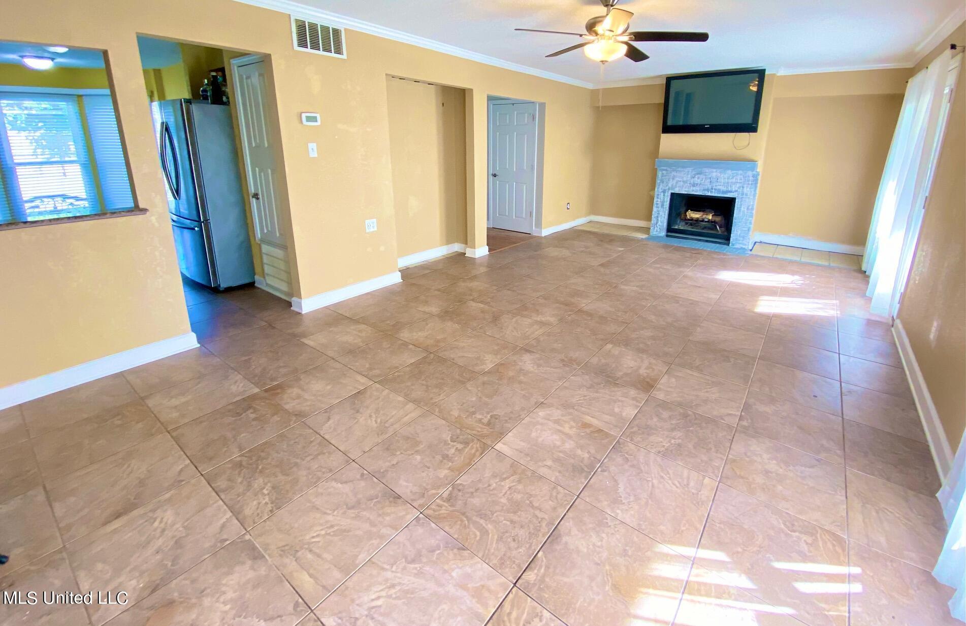 928 Courthouse Road, Unit 39 Gulfport, MS 39507 - Photo 3 of 14 IMG_0910