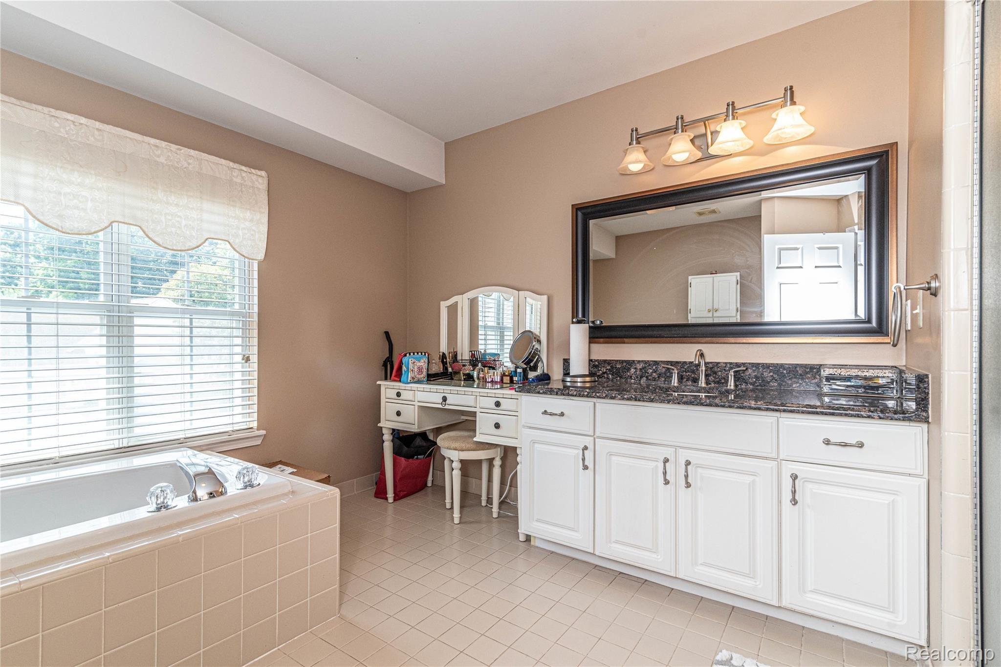 1795 Hawthorne Ridge Walled Lake, MI 48390 - Photo 19 of 27 047_36.jpg