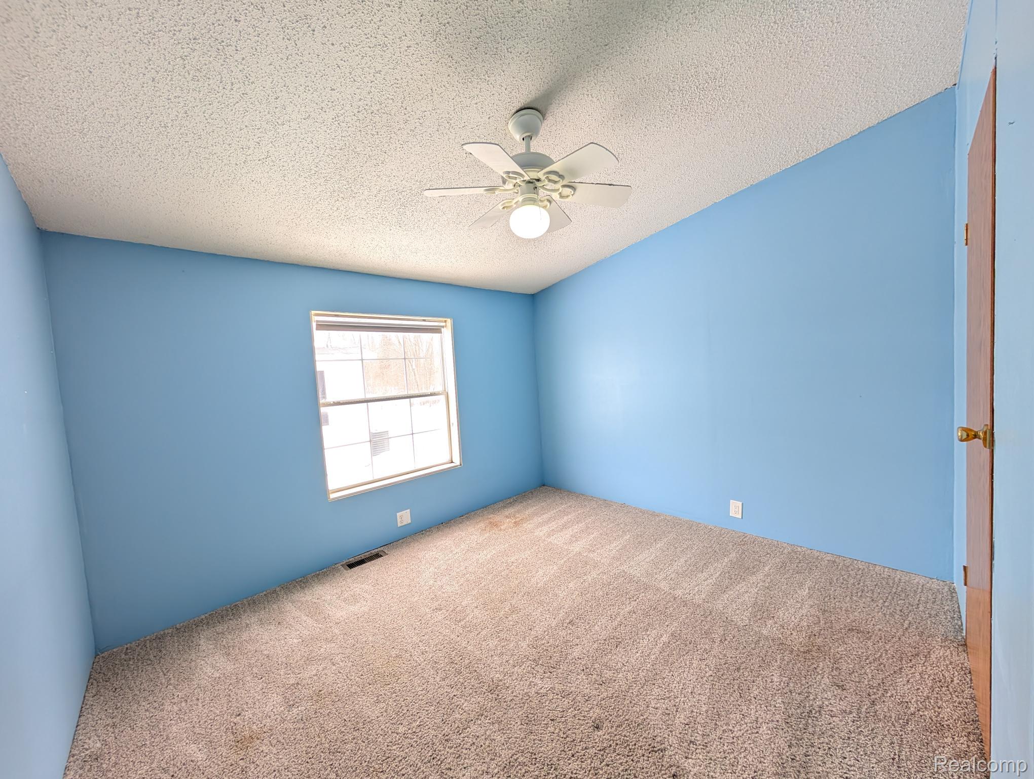 11413 Harbor Cove Fenton, MI 48430 - Photo 14 of 18 8437a8b1-6b19-4fa7-ae4a-24ccf4ece709.jpg