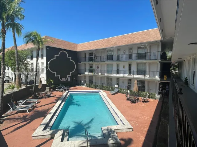 $1,950 | 3245 Virginia Street, Unit 39, Miami, FL 33133
