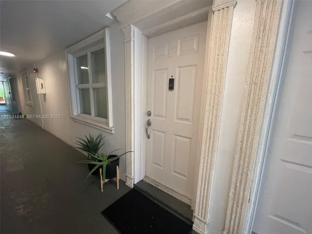 $1,950 | 3245 Virginia Street, Unit 39, Miami, FL 33133