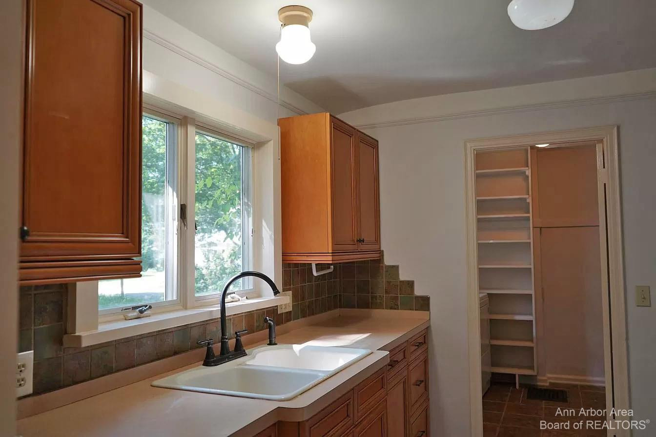 611 Robin Road Ann Arbor, MI 48103 - Photo 11 of 31 Photo 12