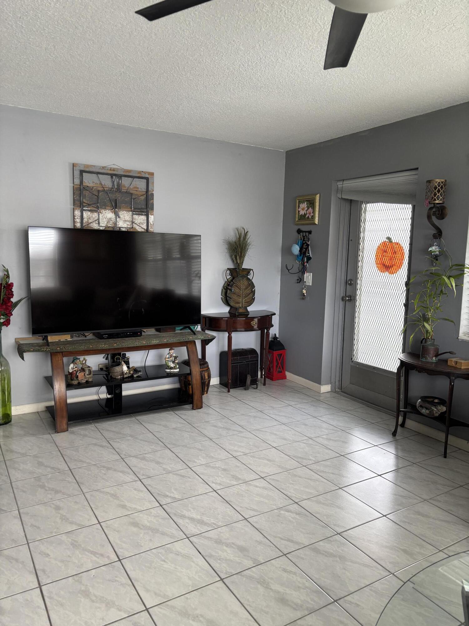 287 Camden L, Unit 287 West Palm Beach, FL 33417 - Photo 14 of 18 LIVING ROOM