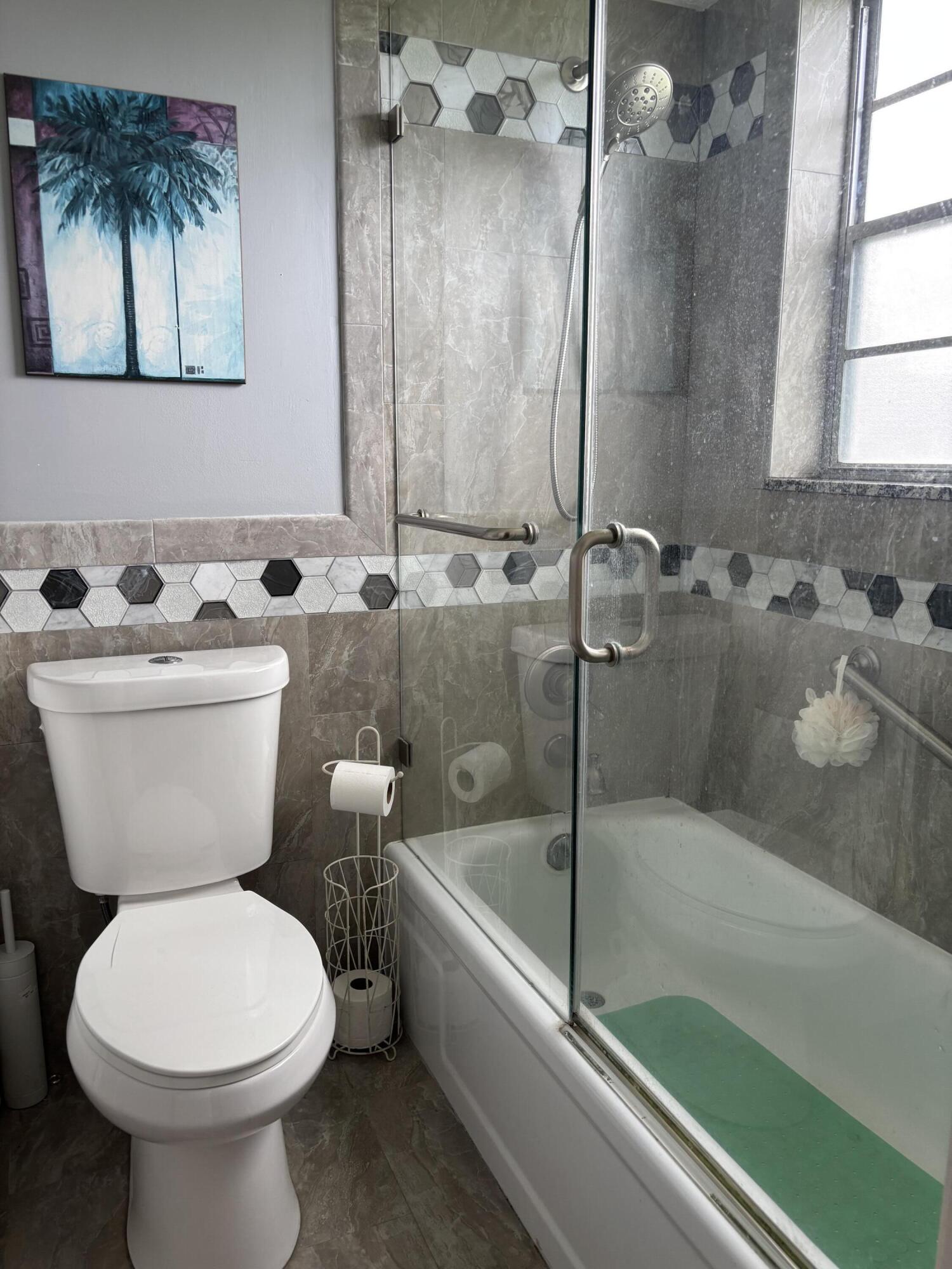 287 Camden L, Unit 287 West Palm Beach, FL 33417 - Photo 5 of 18 BATHTUB