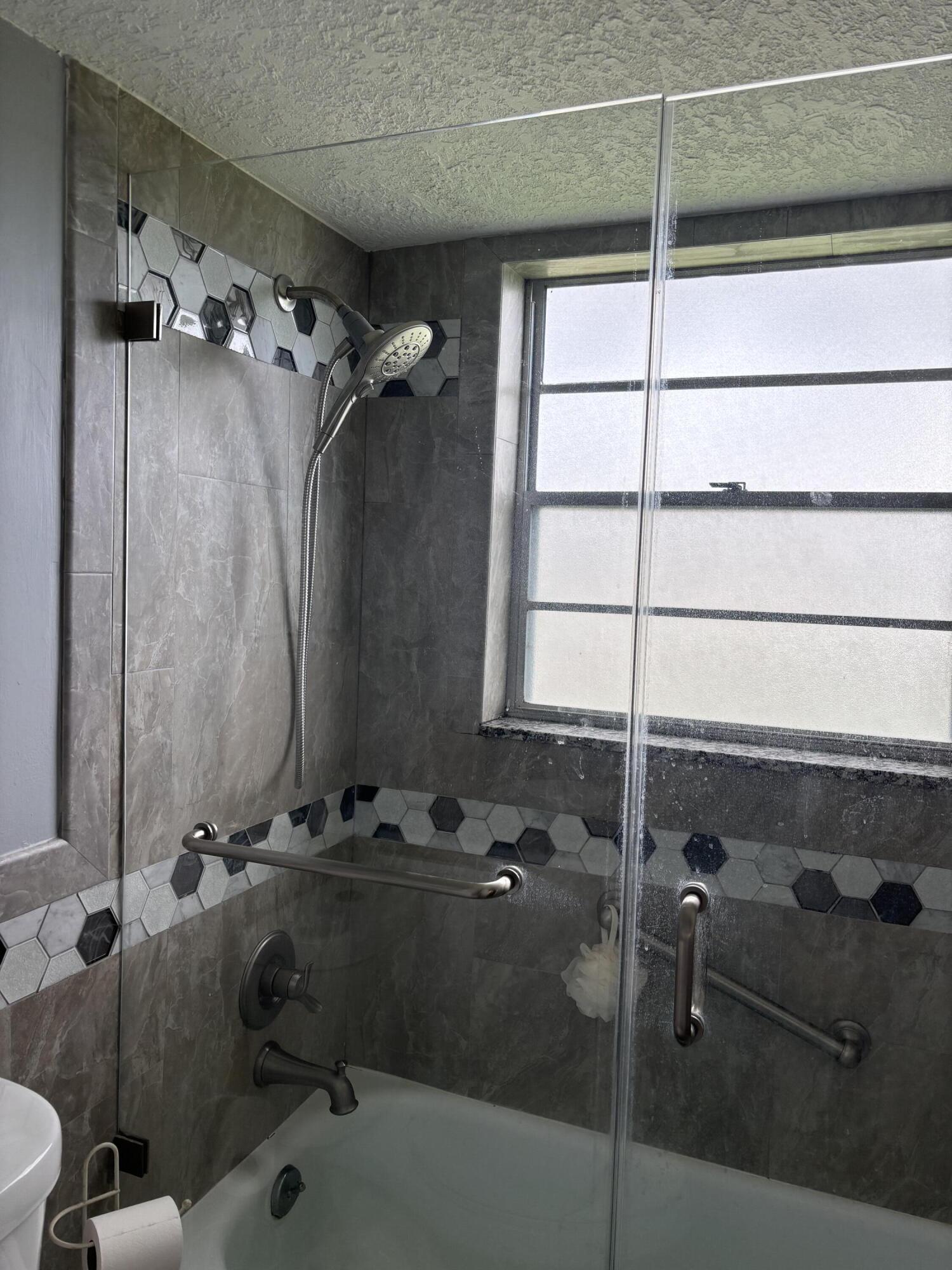 287 Camden L, Unit 287 West Palm Beach, FL 33417 - Photo 7 of 18 BATHROOM WINDOW