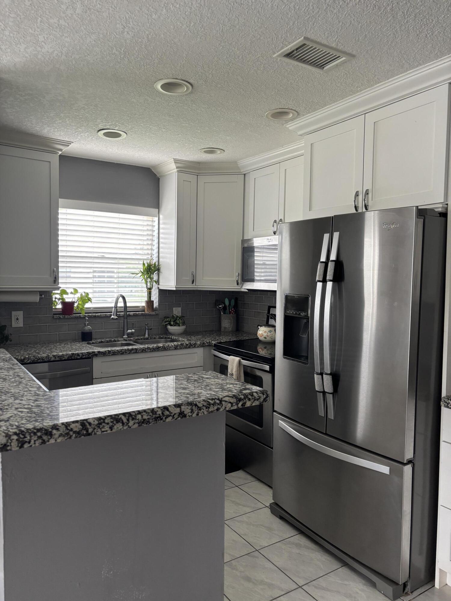 287 Camden L, Unit 287 West Palm Beach, FL 33417 - Photo 9 of 18 KITCHEN.