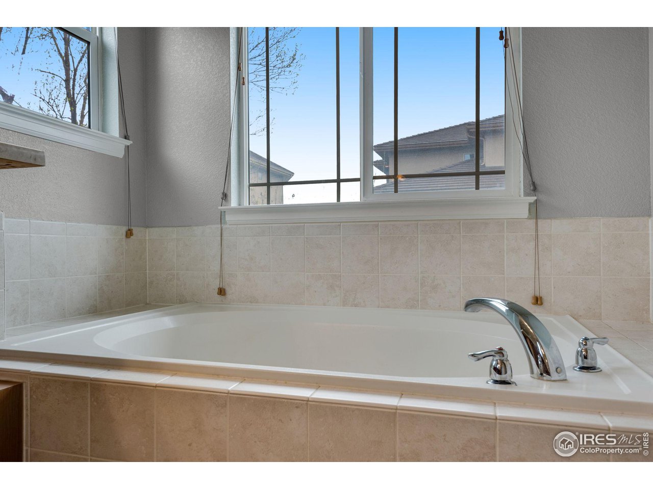 4115 Frederick Circle Longmont, CO 80503 - Photo 28 of 39 a bathroom with a bathtub and a window