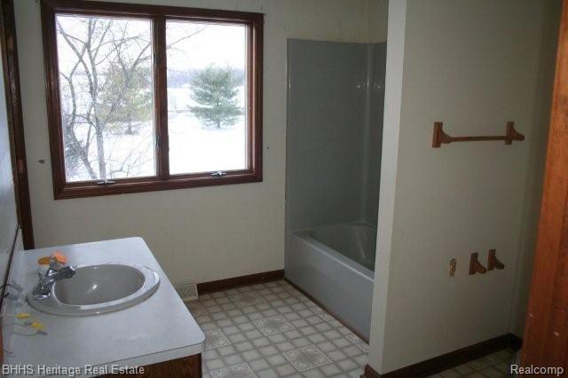 3905 Faussett Road Howell, MI 48855 - Photo 10 of 17 Second Floor Bath