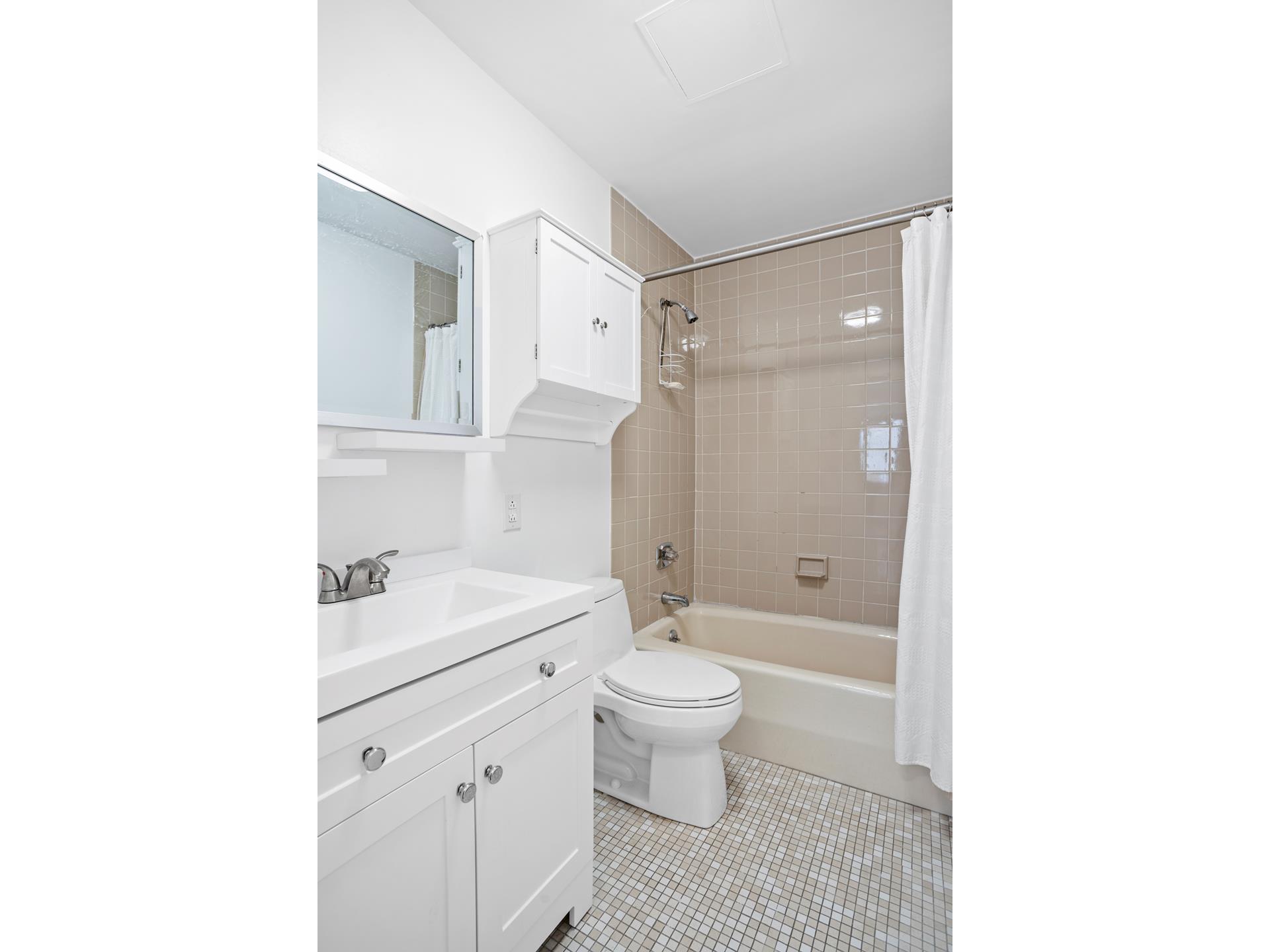 153 East 87th Street, Unit 10C Manhattan, NY 10128 - Photo 6 of 9