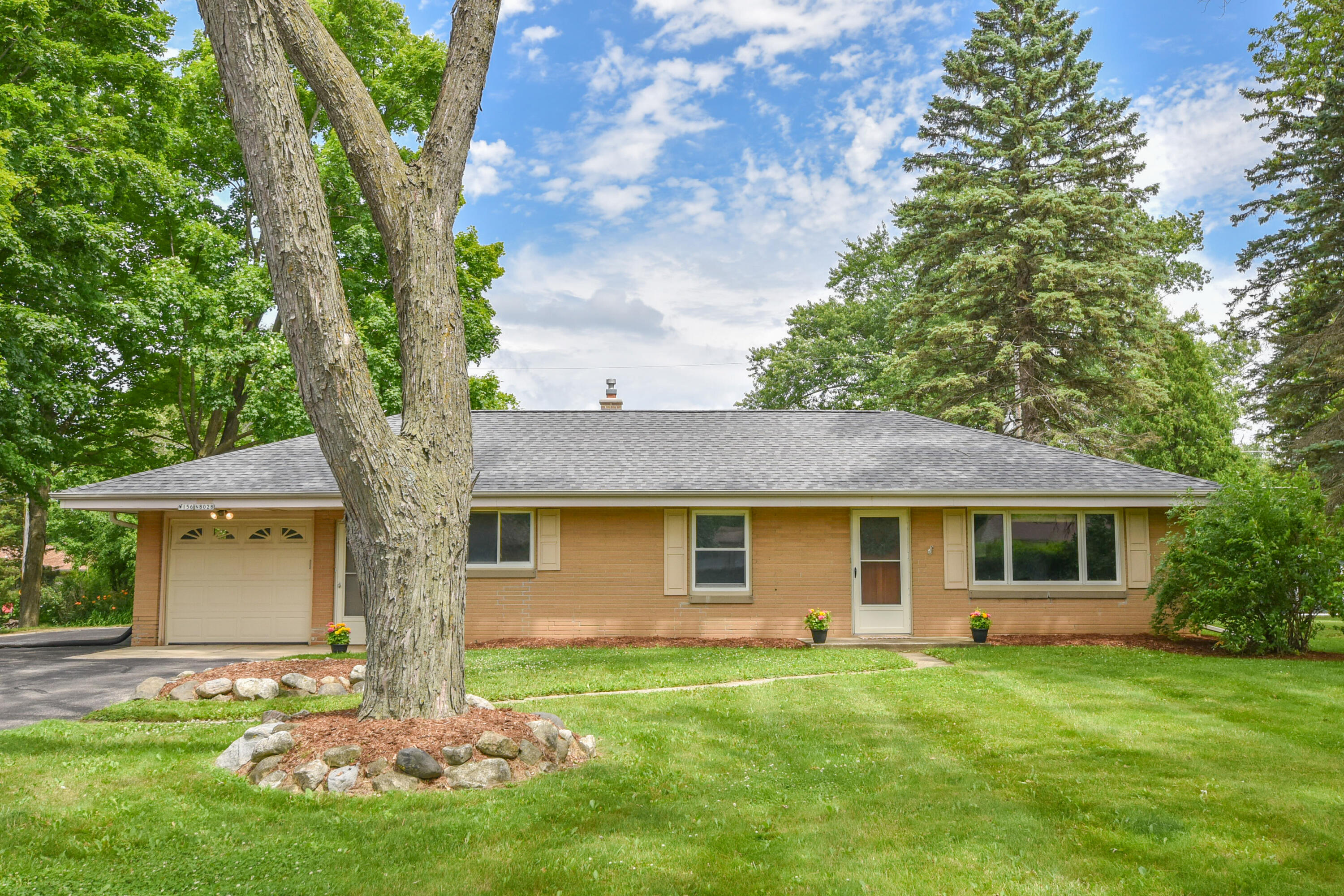 W156 N8028 Pilgrim Road Menomonee Falls, WI 53051 - Photo 29 of 30 Front view