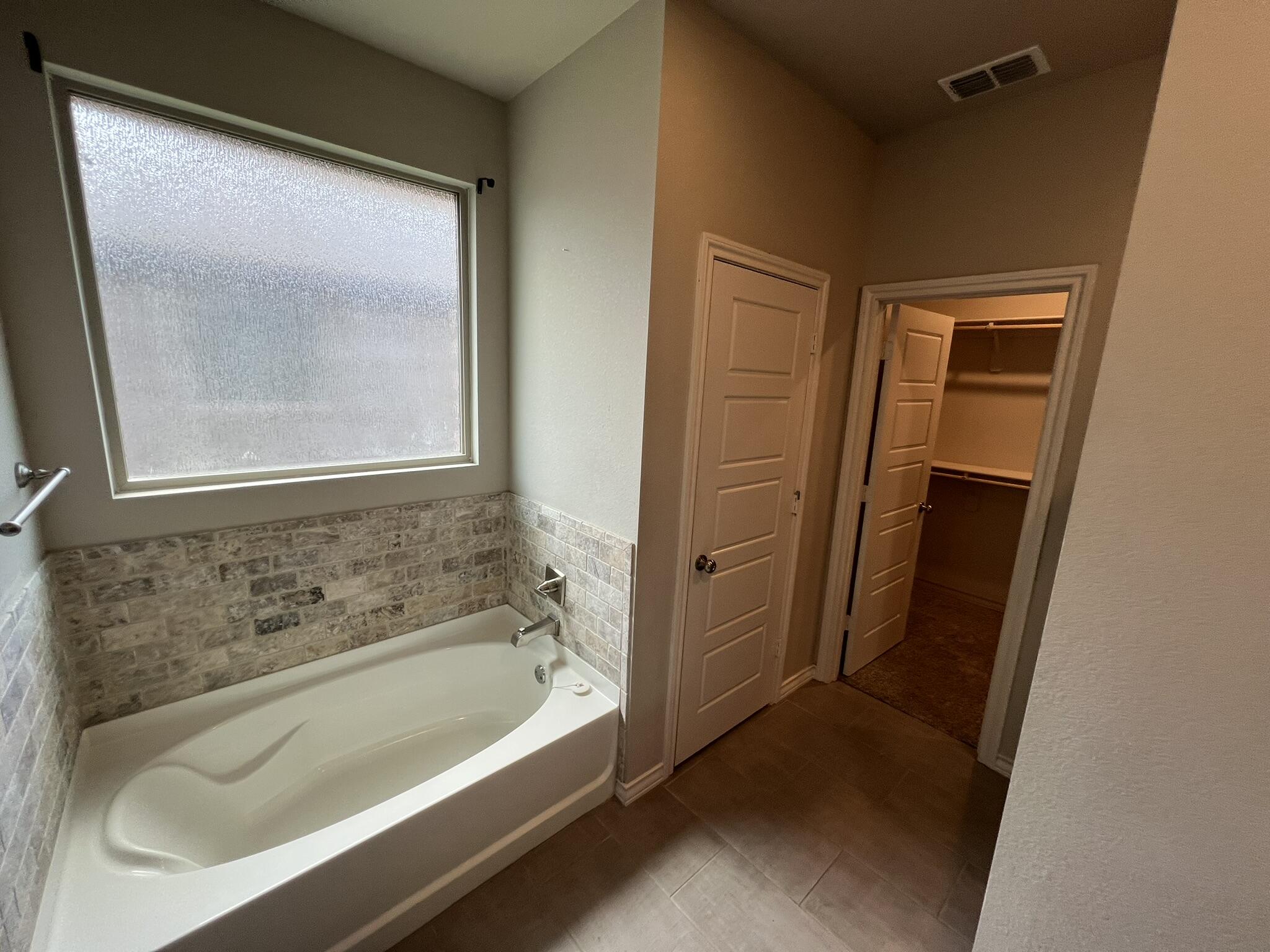 816 North 3rd Street Wolfforth, TX 79382 - Photo 11 of 28 a bathroom with a bathtub