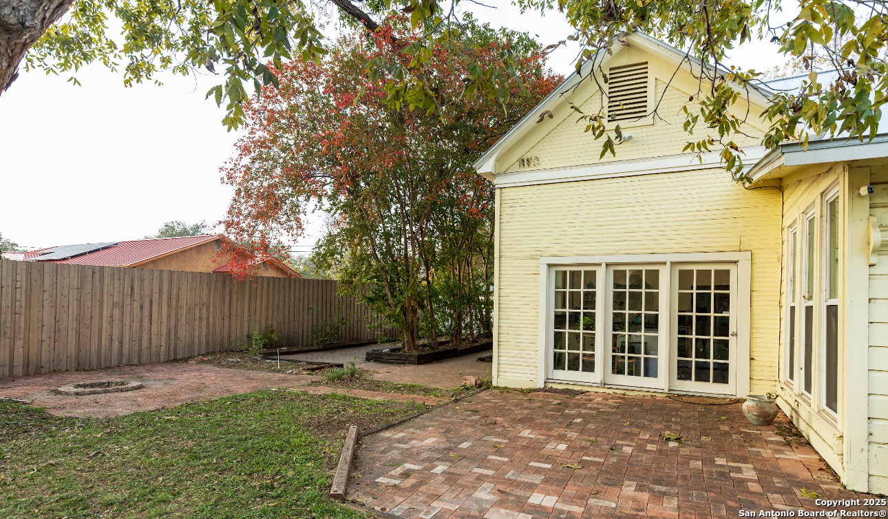 805 20th Street Hondo, TX 78861 - Photo 24 of 30 front view of a house with a yard