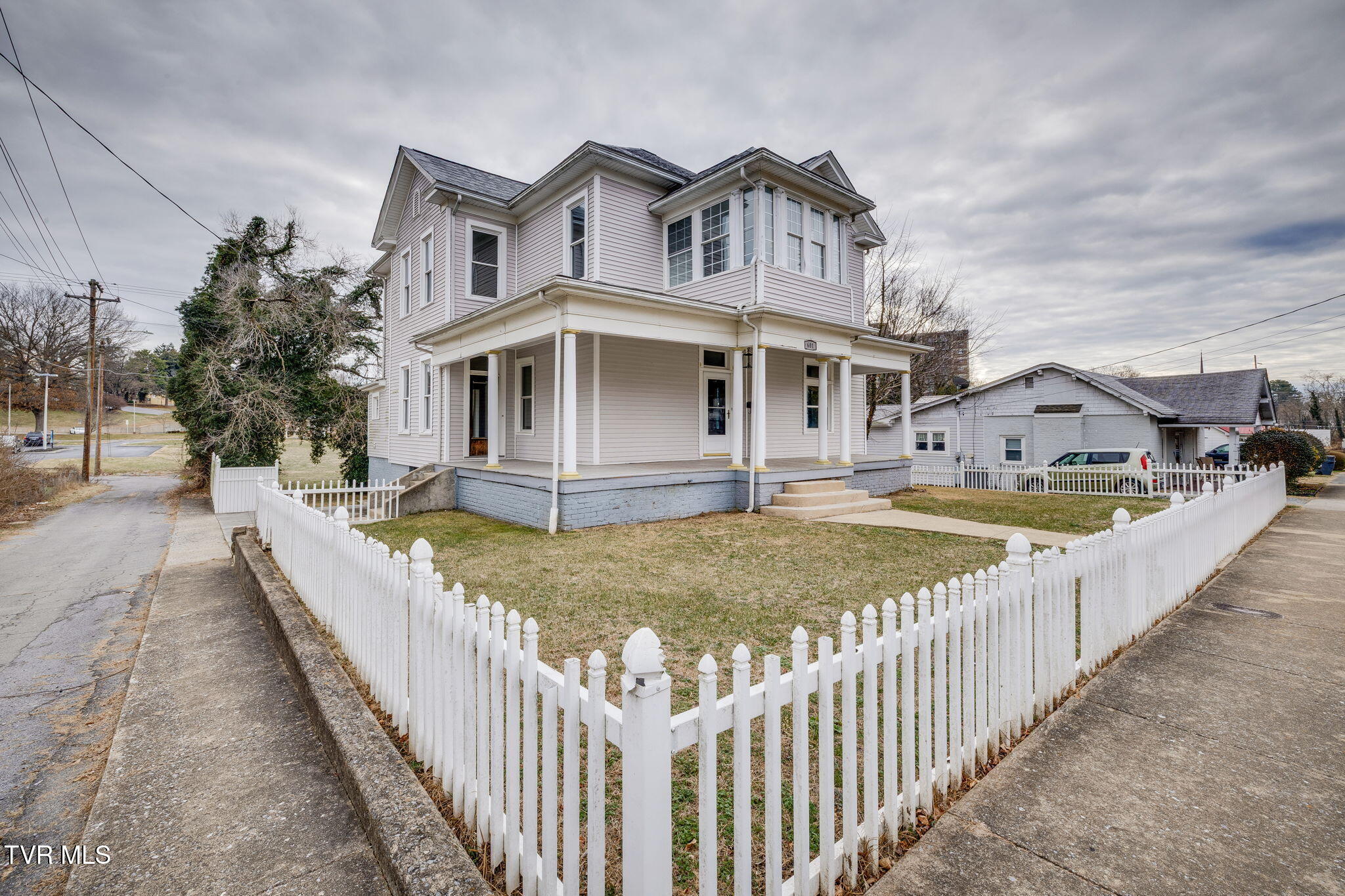 601 6th Street Bristol, TN 37620 - Photo 3 of 40 002