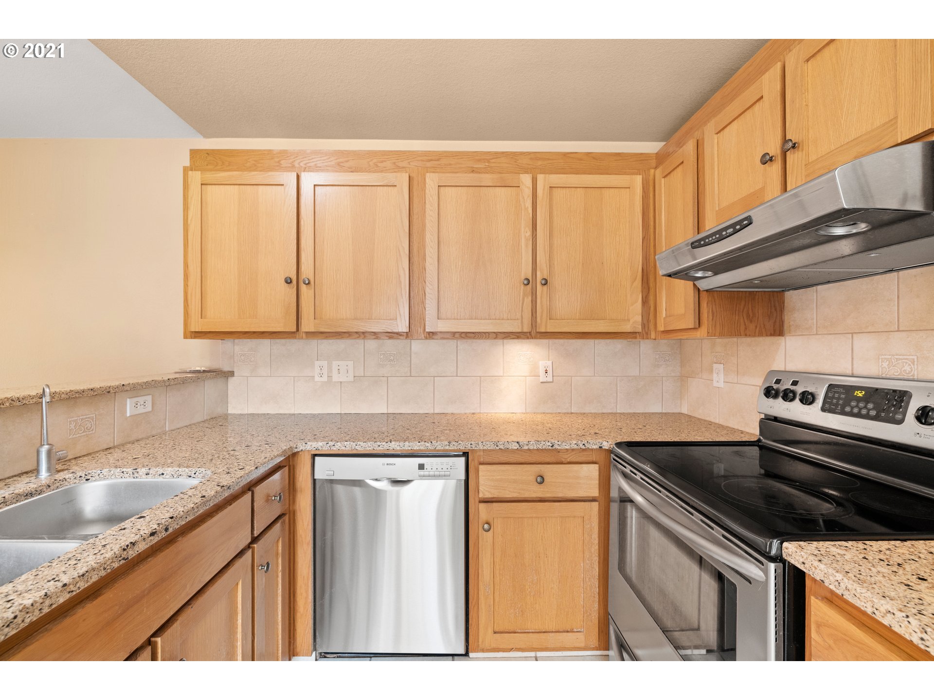 5225 Jean Road, Unit 203 Lake Oswego, OR 97035 - Photo 6 of 20 Gallery Image 6