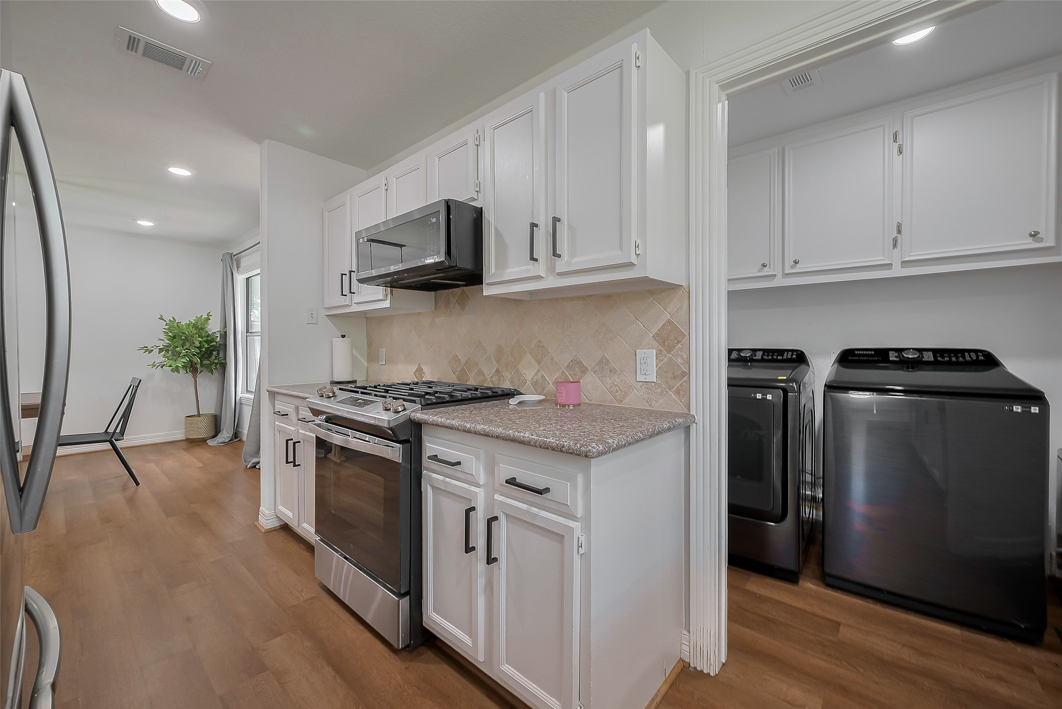 8057 Ridgeview Drive Houston, TX 77055 - Photo 19 of 40