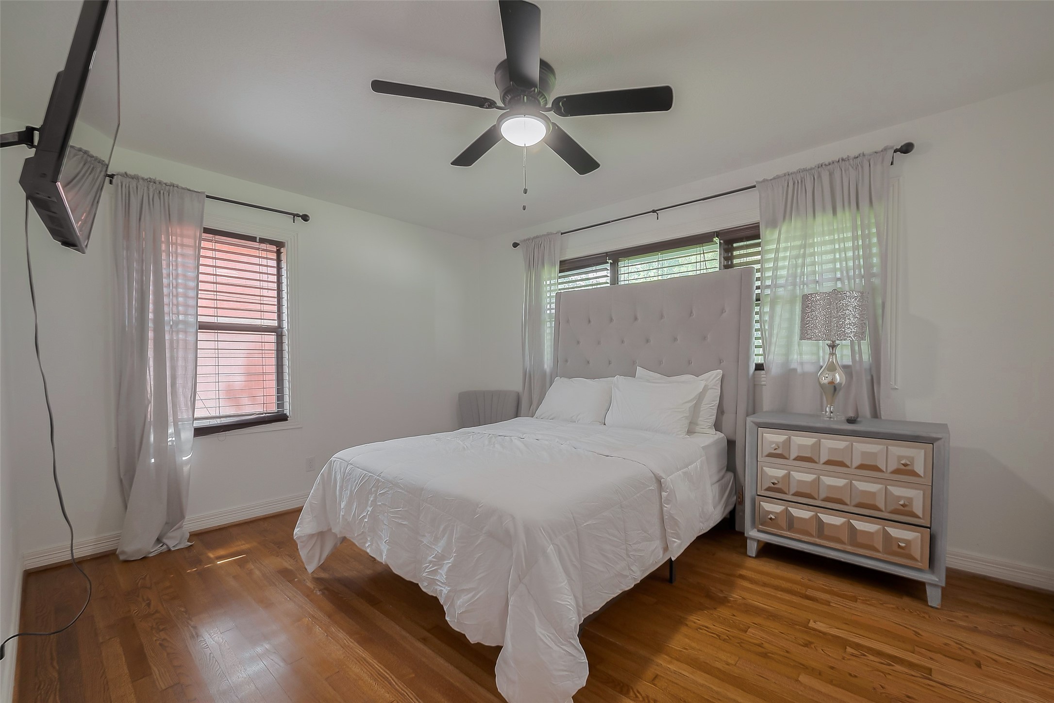8057 Ridgeview Drive Houston, TX 77055 - Photo 2 of 40