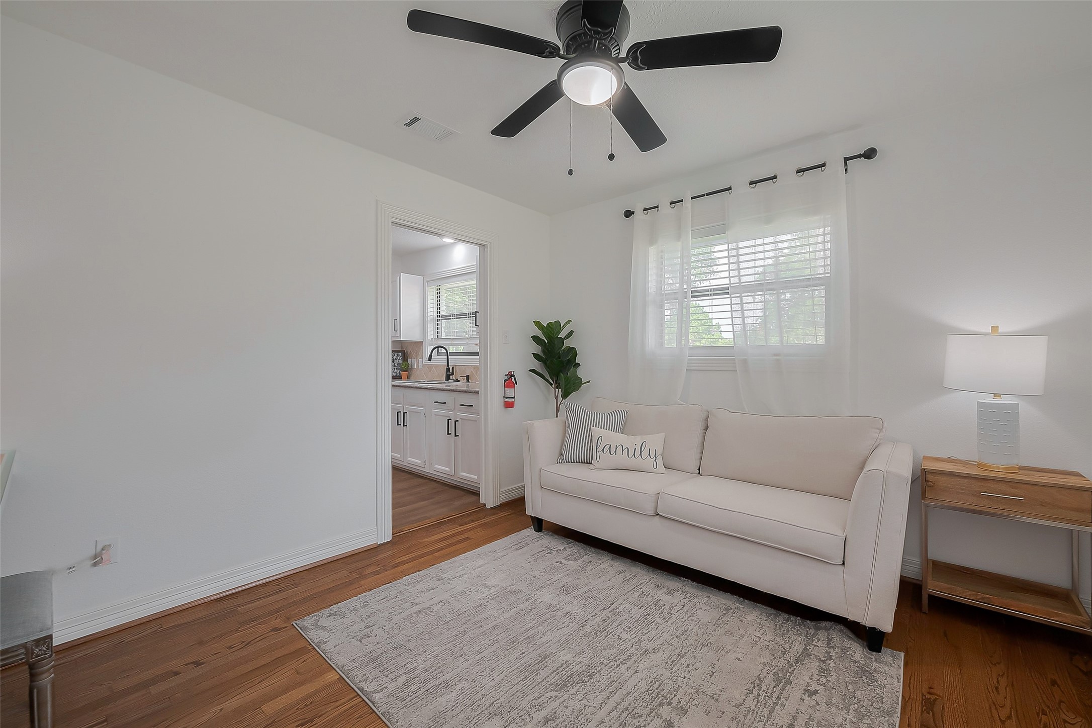 8057 Ridgeview Drive Houston, TX 77055 - Photo 7 of 40
