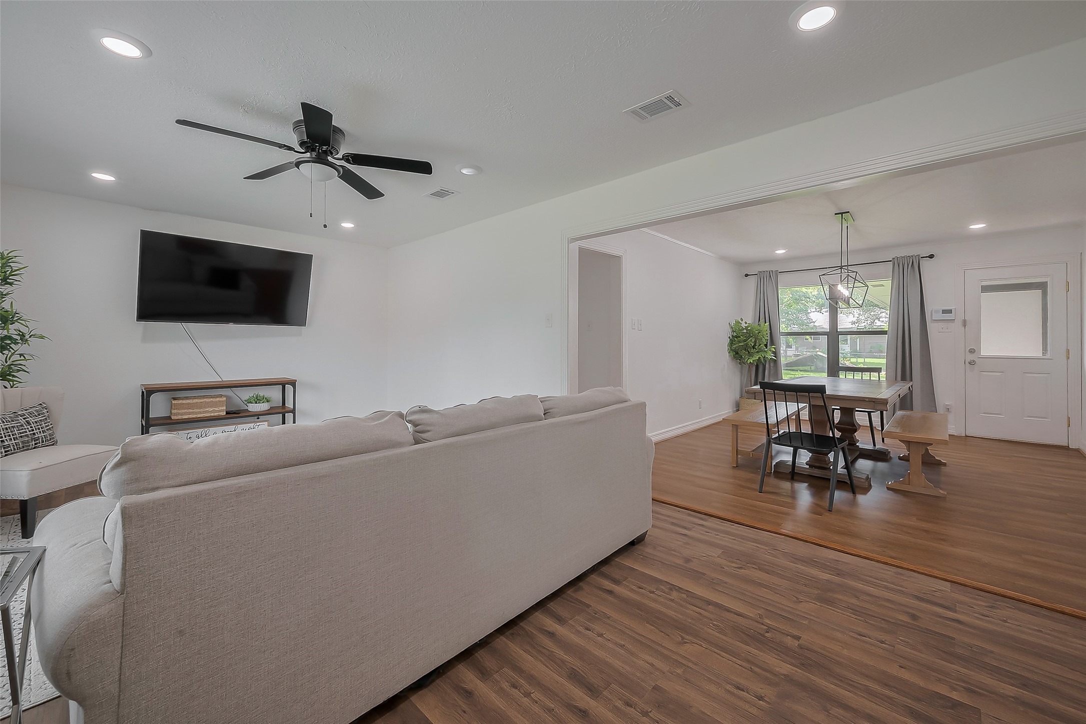 8057 Ridgeview Drive Houston, TX 77055 - Photo 8 of 40