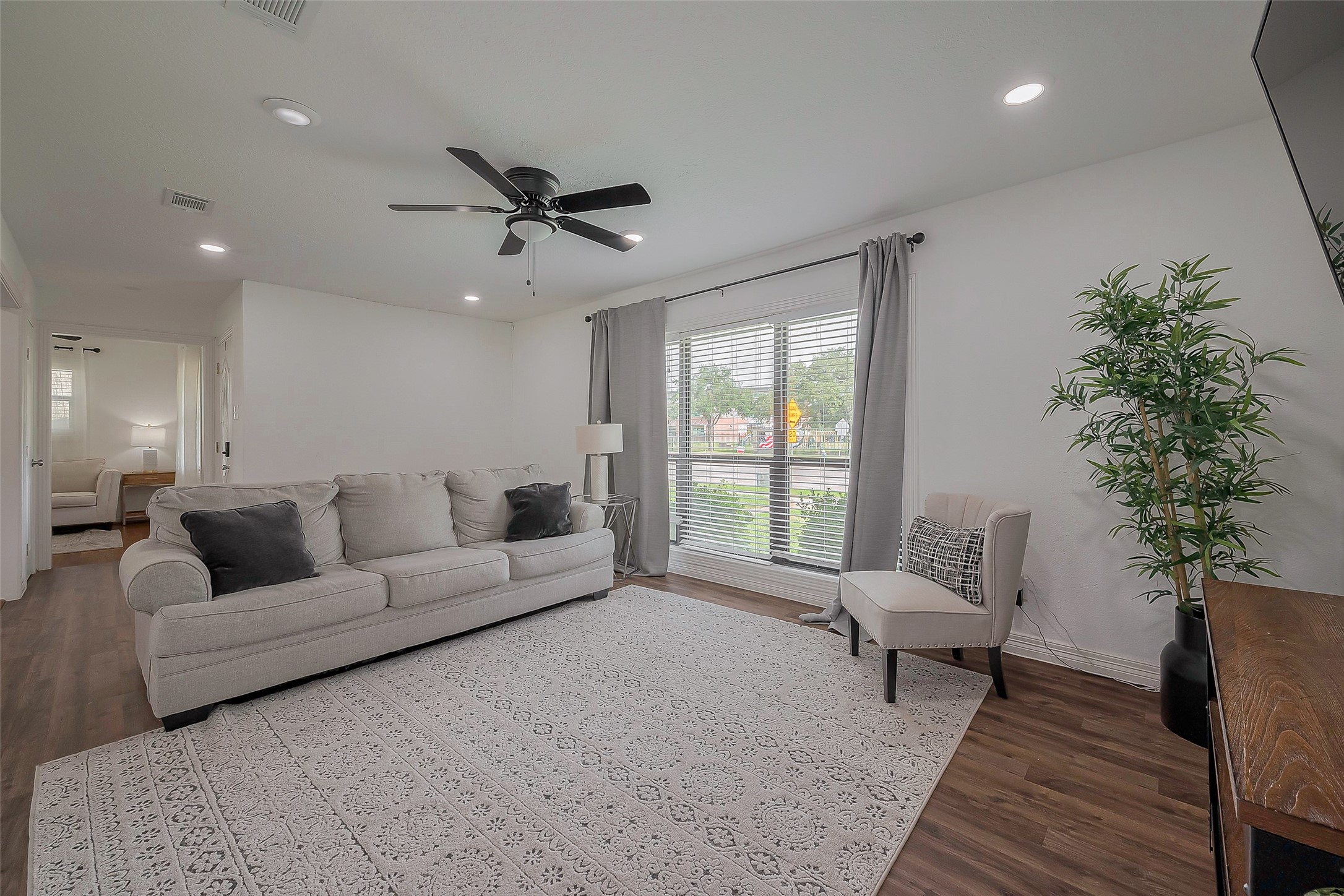 8057 Ridgeview Drive Houston, TX 77055 - Photo 10 of 40