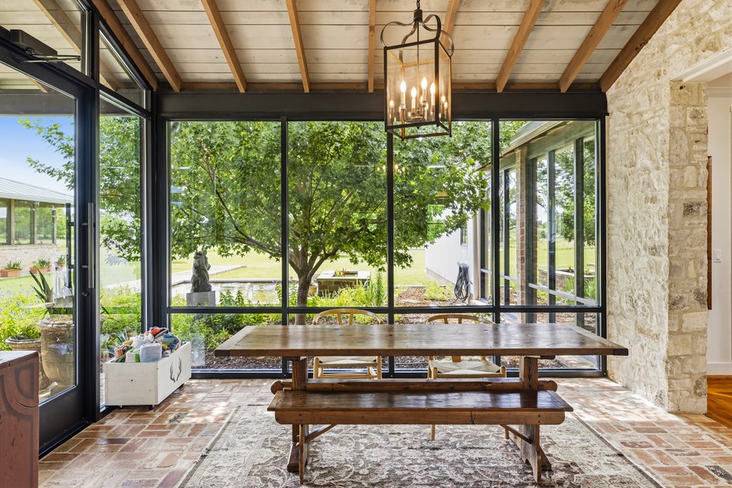 146 Metzger Road Fredericksburg, TX 78624 - Photo 6 of 29 Breakfast nook