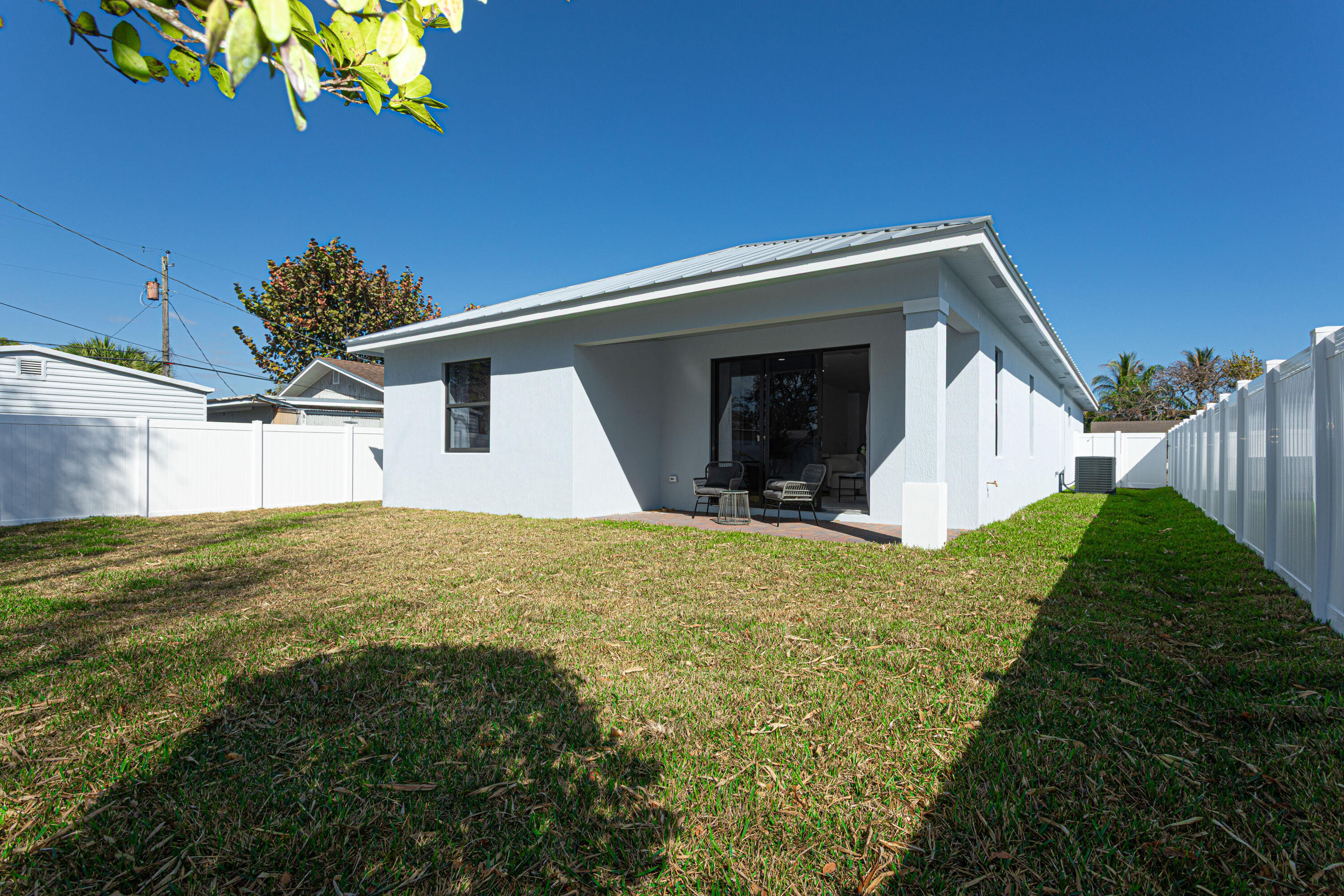 314 4th Street Jupiter, FL 33458 - Photo 7 of 55 a house view with a garden space