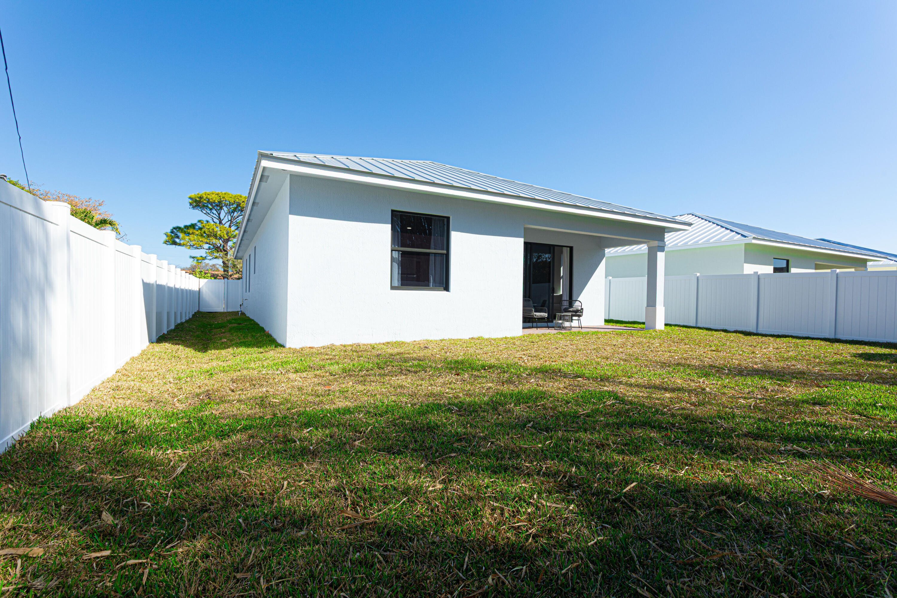 314 4th Street Jupiter, FL 33458 - Photo 8 of 55 a house view with a garden space