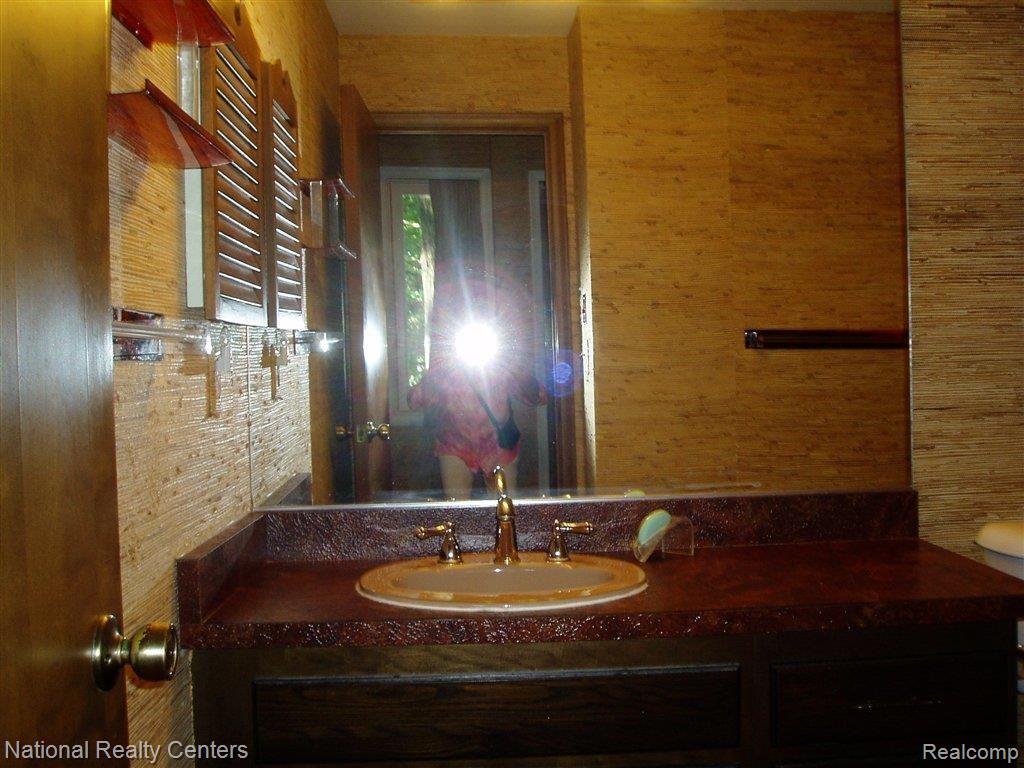27330 Arborway Road, Unit 9 Southfield, MI 48033 - Photo 11 of 13 052.JPG