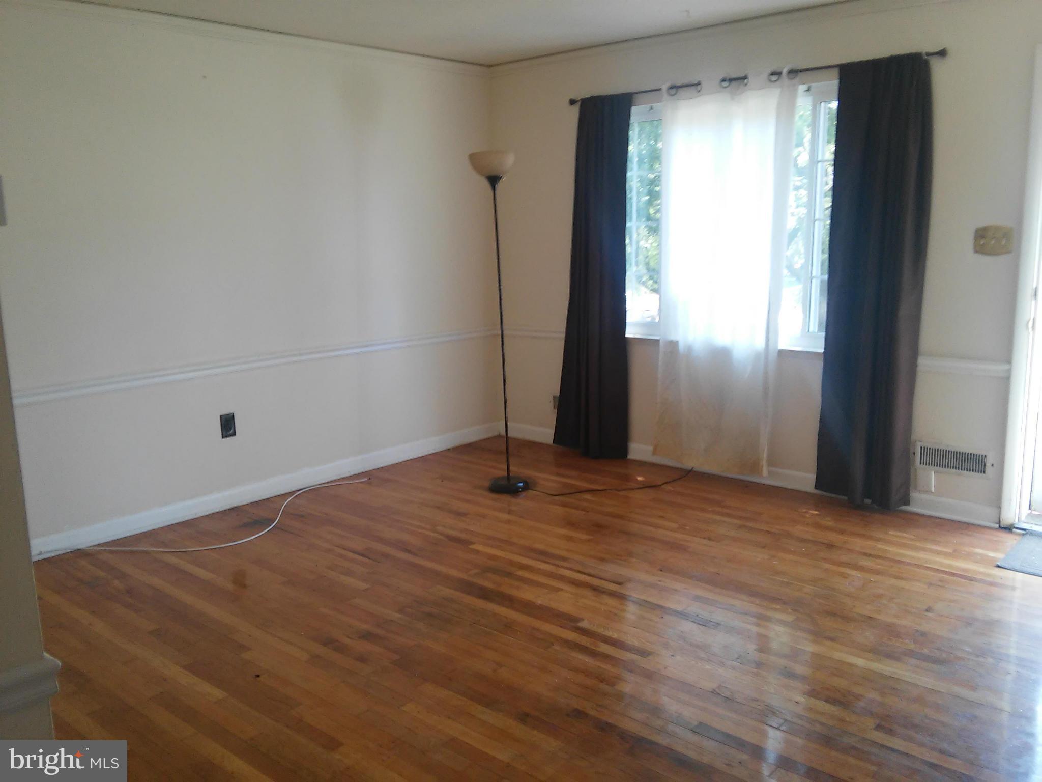 4700 Vancouver Road Baltimore, MD 21229 - Photo 5 of 28 Living Room