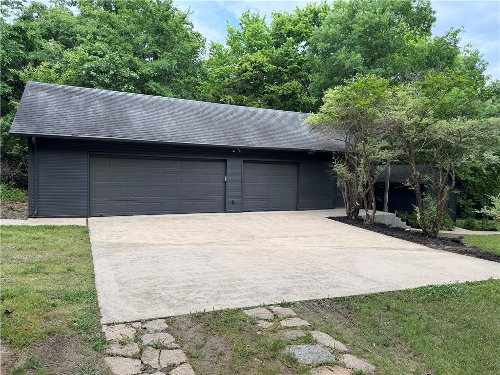 5723 Estate View Road Fayetteville, AR 72703 - Photo 31 of 39 Detached three-bay workshop with room for projects, storage and all your toys.