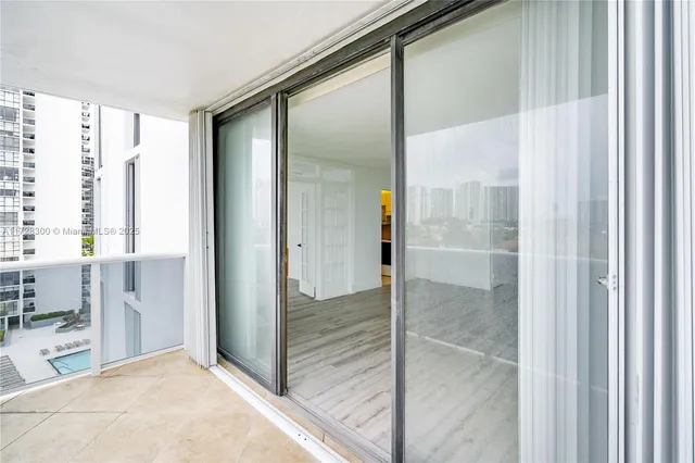 a view of entryway with bathroom
