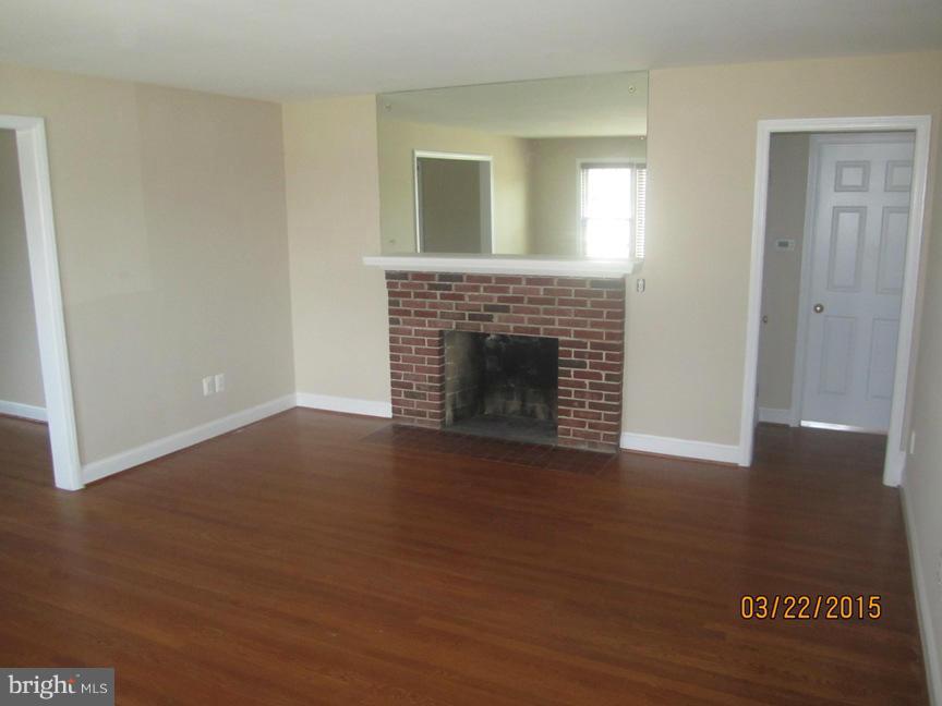 25809 Ridge Road Damascus, MD 20872 - Photo 5 of 16 Living Room