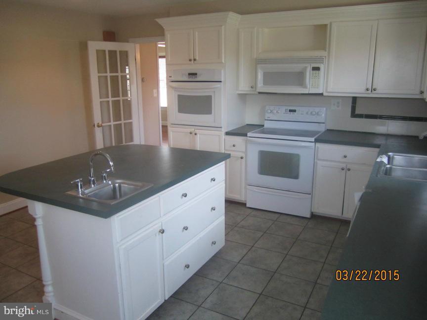 25809 Ridge Road Damascus, MD 20872 - Photo 7 of 16 Kitchen