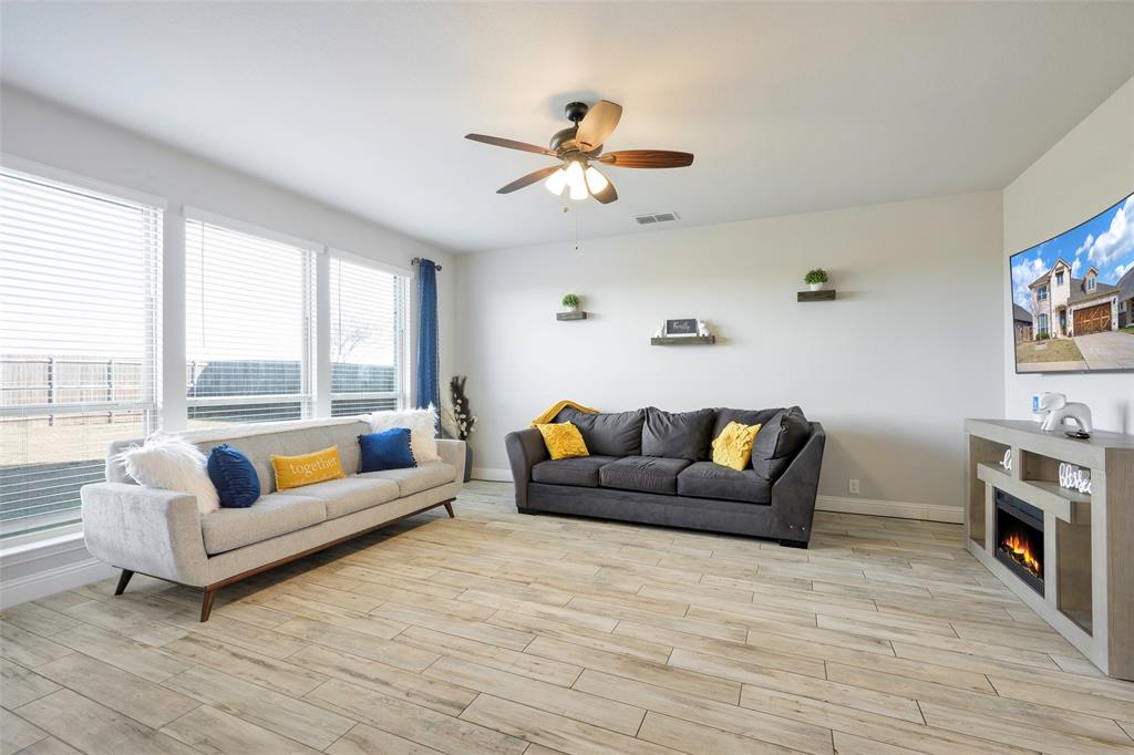 4059 Three Forks Road Kaufman, TX 75142 - Photo 10 of 25 a living room with furniture and a large window