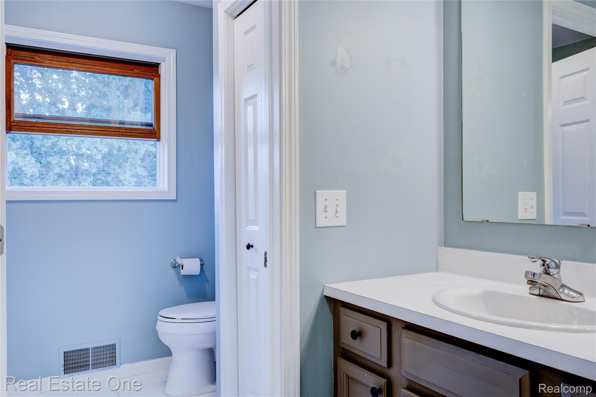6488 Orion Road Rochester, MI 48306 - Photo 17 of 28 DSC08687_8_9.jpg
