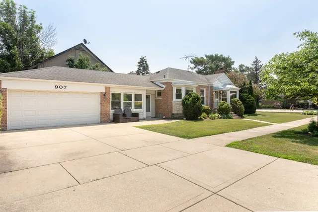 $419,500 | 907 Wilkinson Parkway, Park Ridge, IL 60068