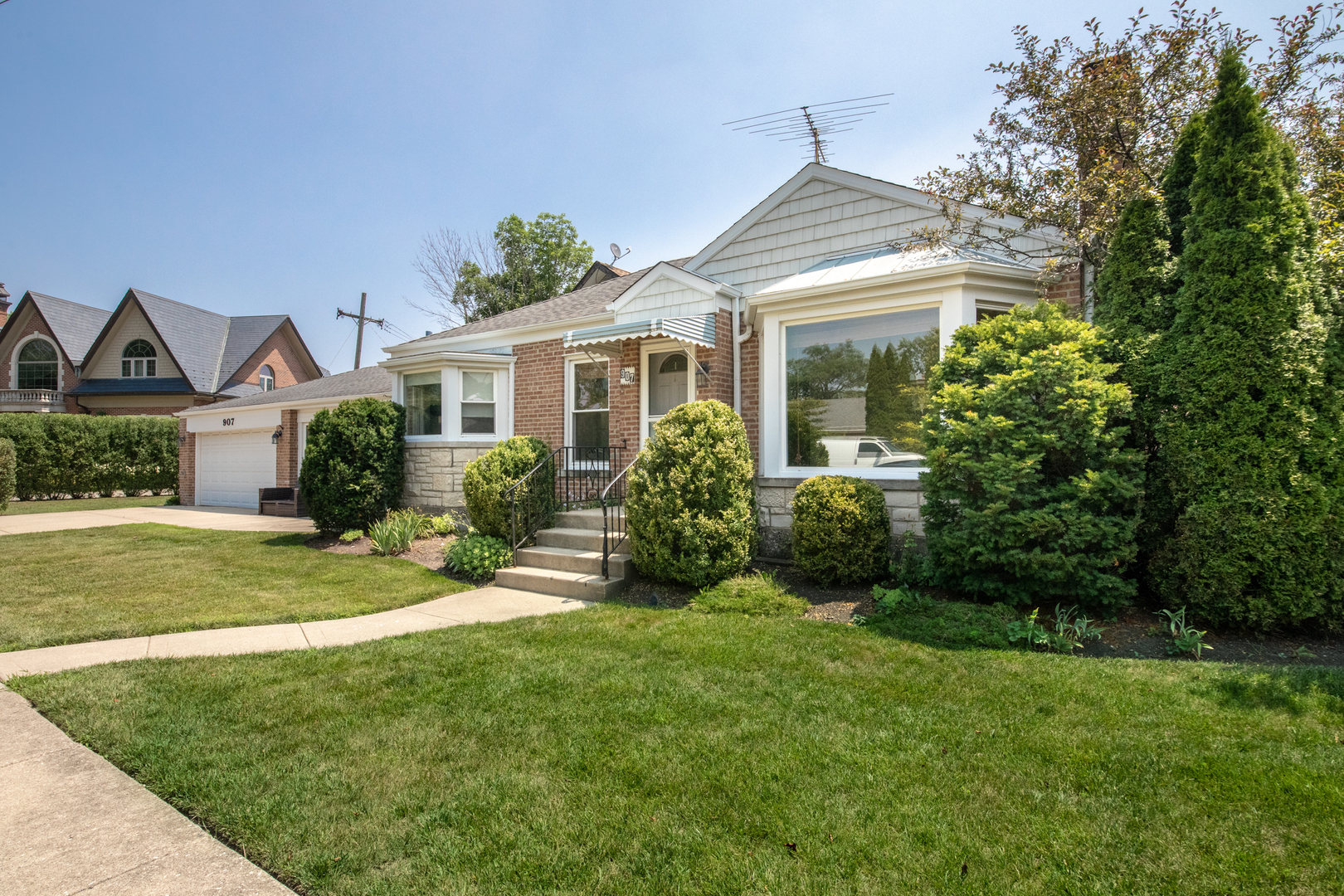907 Wilkinson Parkway Park Ridge, IL 60068 - Photo 3 of 21 Gallery Image 3