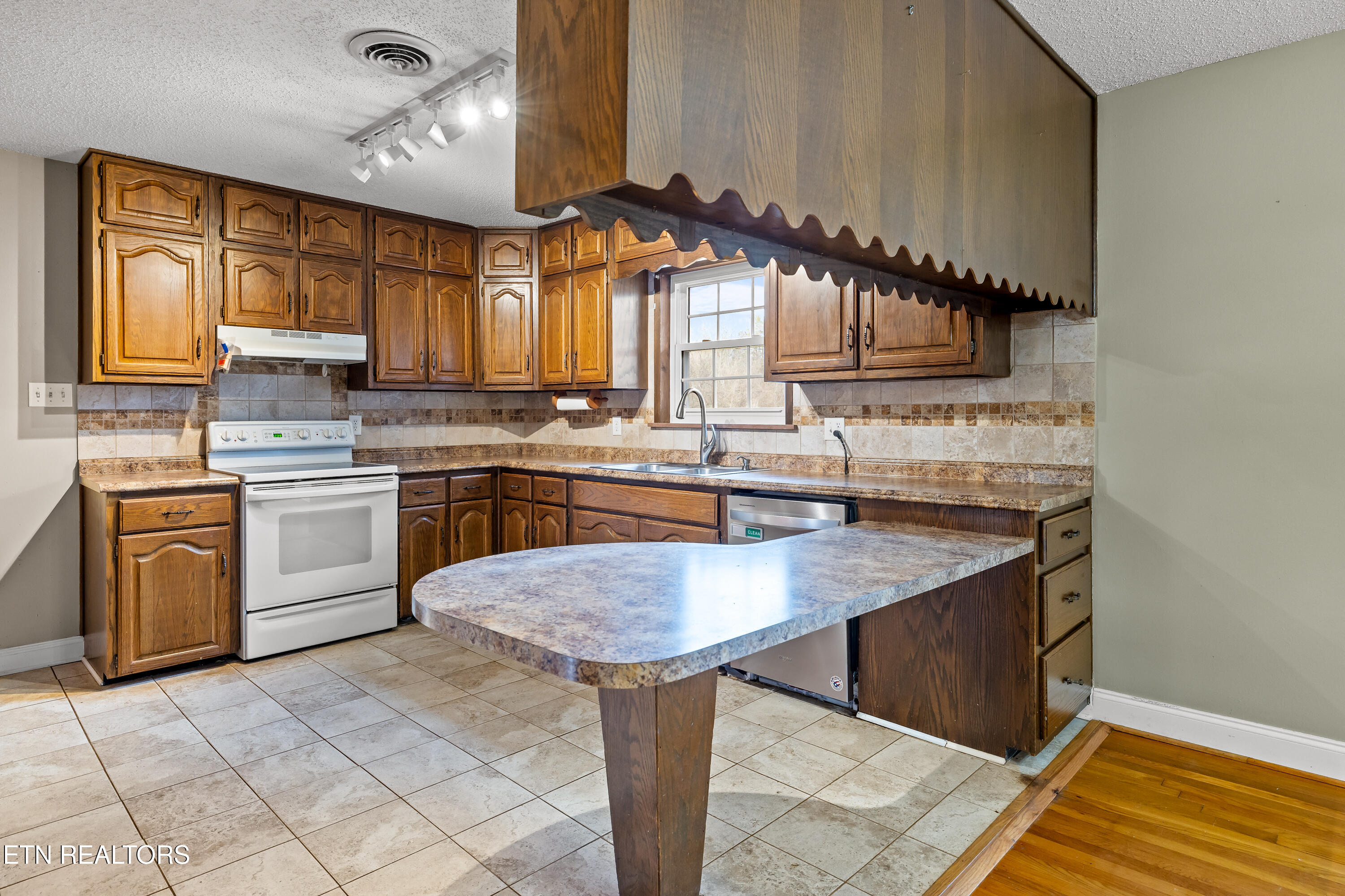 911 Tipton Station Road Knoxville, TN 37920 - Photo 10 of 55 911TiptonStationRd-62