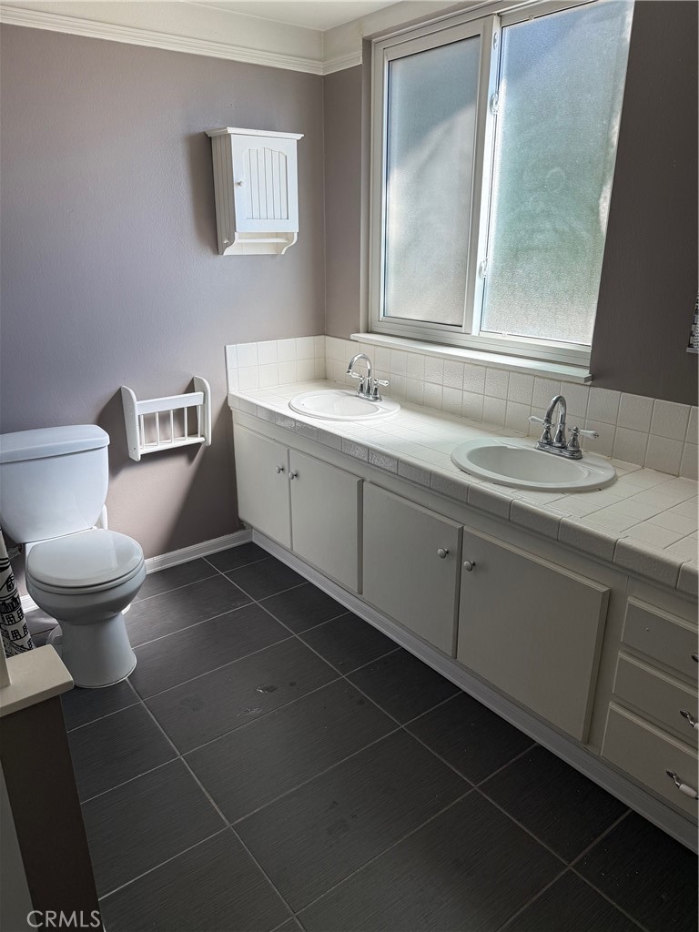 2002 Malcolm Street Simi Valley, CA 93065 - Photo 14 of 18 Upstairs bathroom