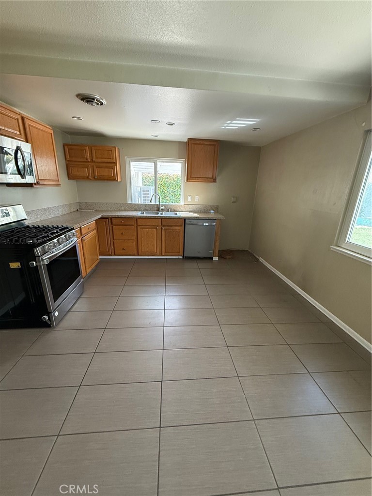 2002 Malcolm Street Simi Valley, CA 93065 - Photo 3 of 18 Kitchen