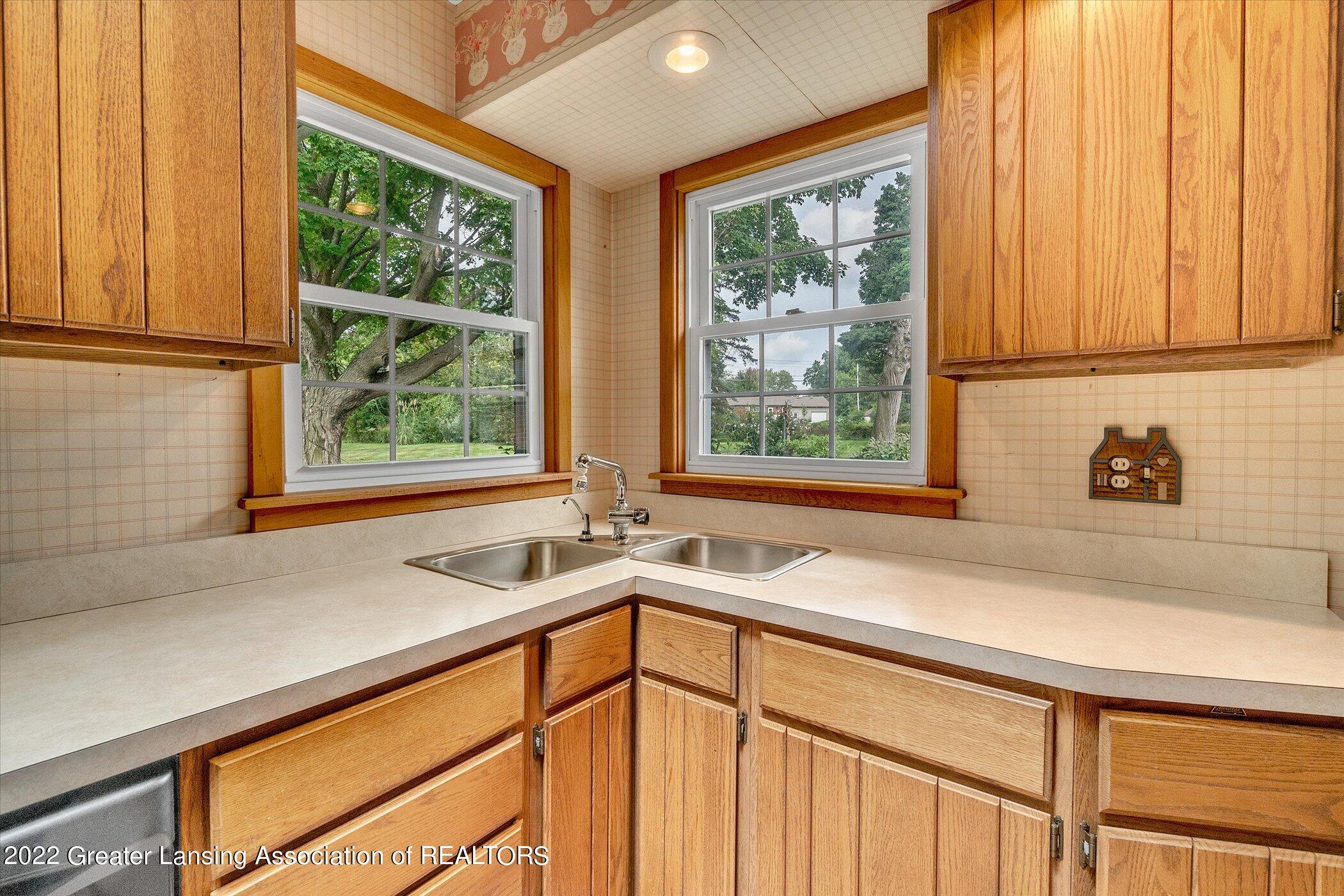 2212 Pembroke Road Lansing, MI 48906 - Photo 12 of 34 Kitchen