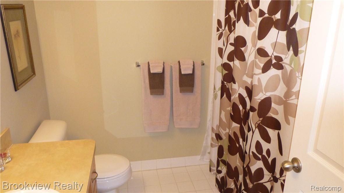 46154 Rhodes Drive Macomb, MI 48044 - Photo 24 of 32 P1020307.JPG