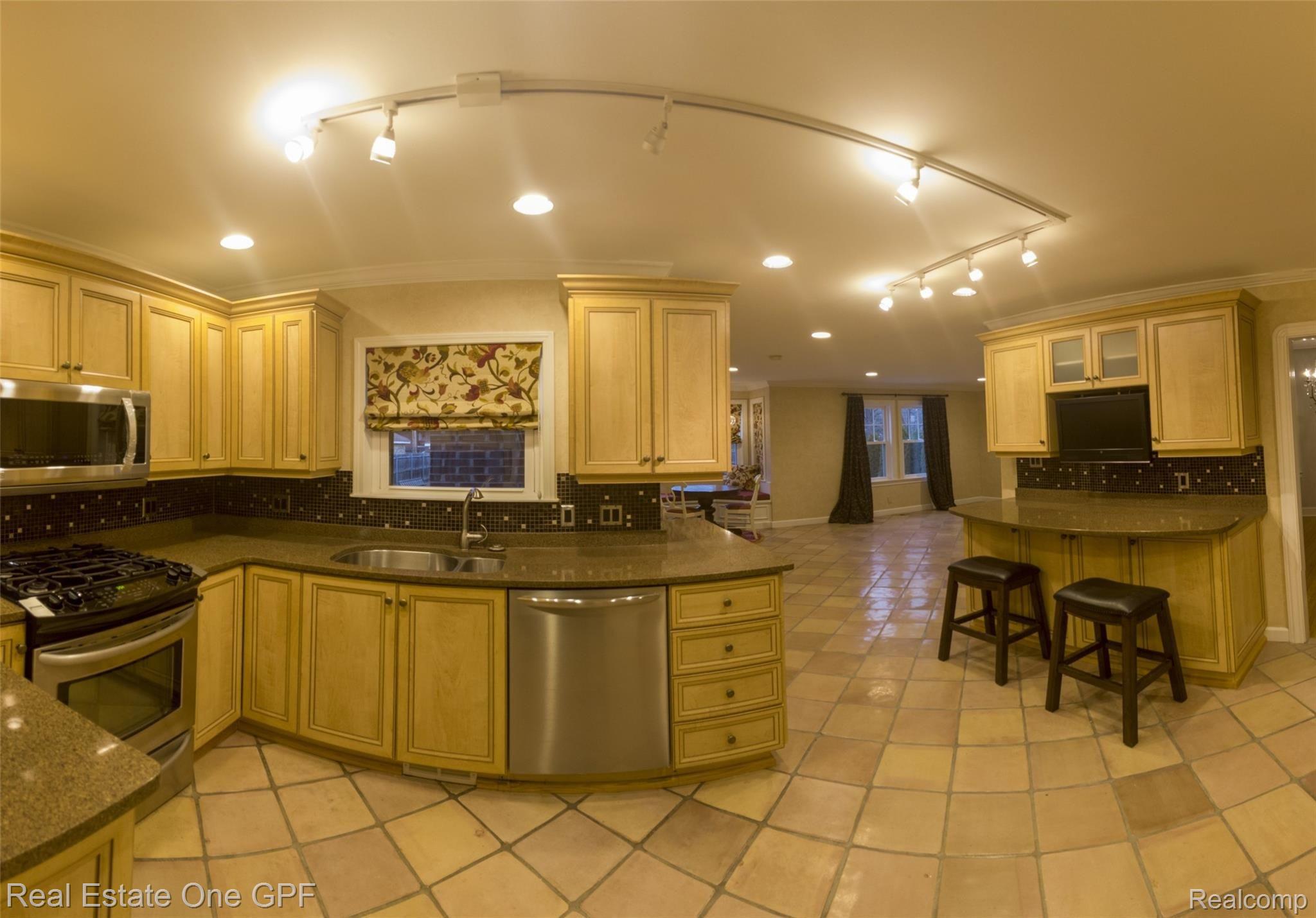 1210 Yorkshire Road Grosse Pointe, MI 48230 - Photo 5 of 37 02 ! 235g kitch to FR.jpg