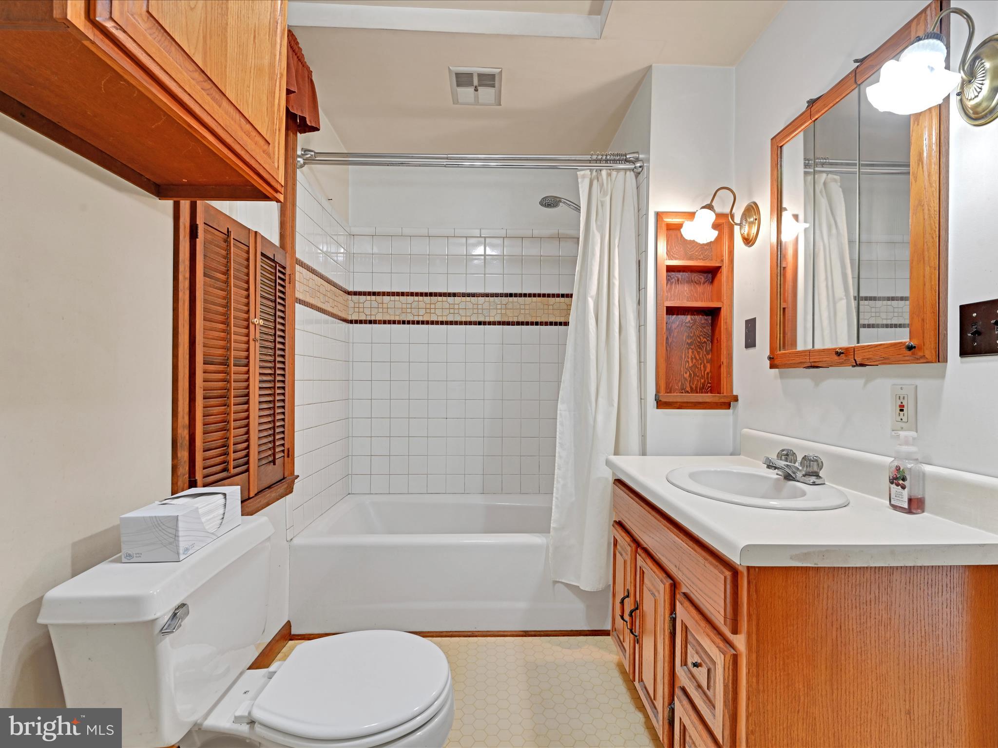 36 East Washington Street Elizabethtown, PA 17022 - Photo 12 of 32 1st Floor Apartment Bathroom