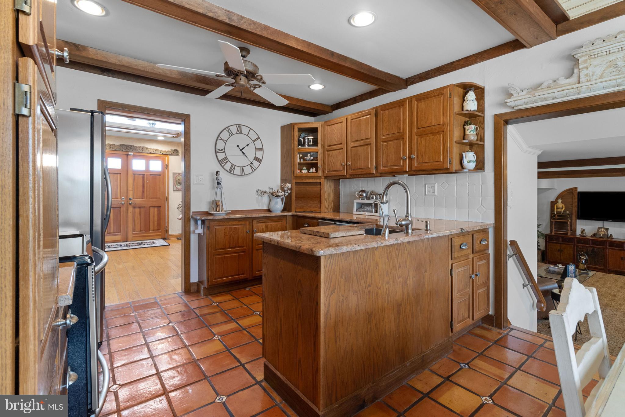 63 Lempa Road Southampton, PA 18966 - Photo 10 of 38 Kitchen w/ Granite