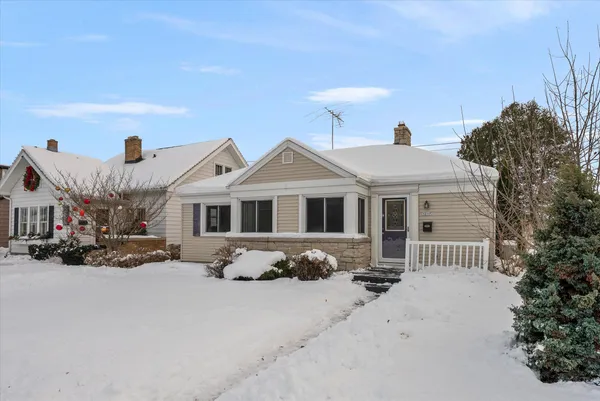 $299,999 | 1217 North Avenue, Sheboygan, WI 53083
