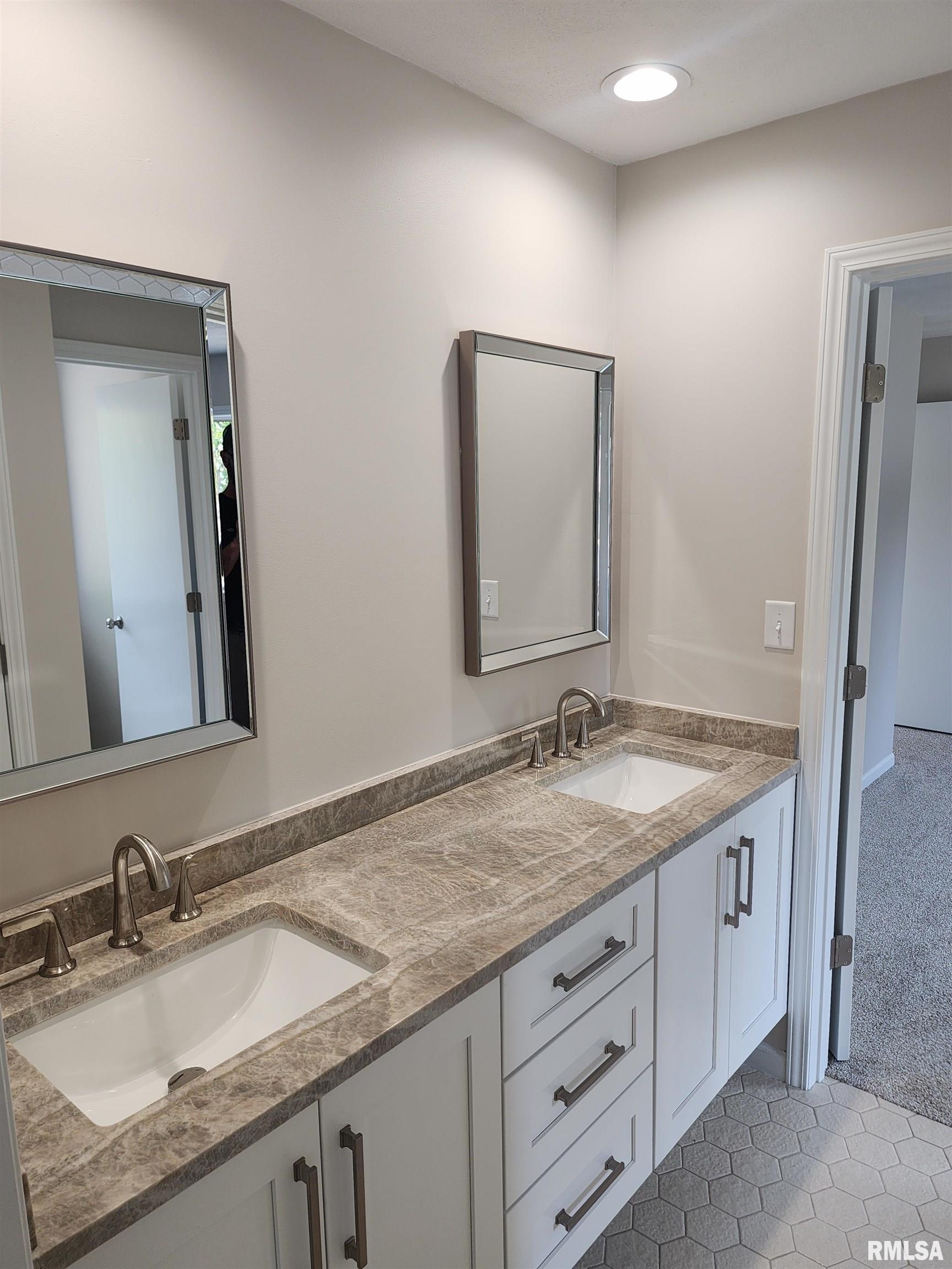 1904 Oak Creek Road Springfield, IL 62704 - Photo 20 of 28 Gallery Image 20