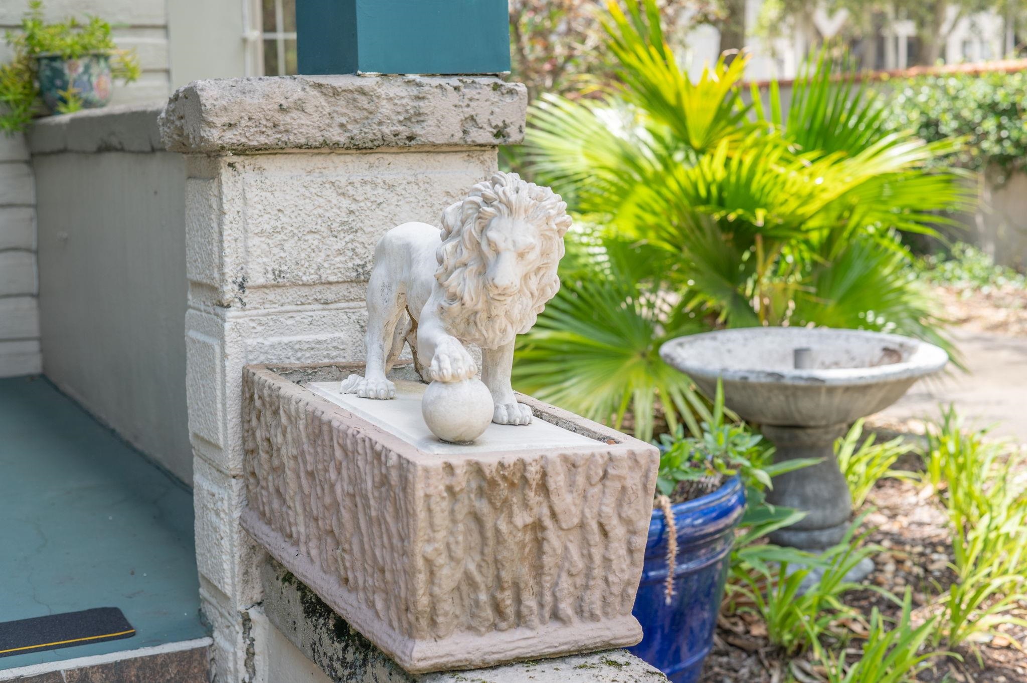89 Cedar Street St. Augustine, FL 32084 - Photo 7 of 100 a vase of flowers sitting on a table