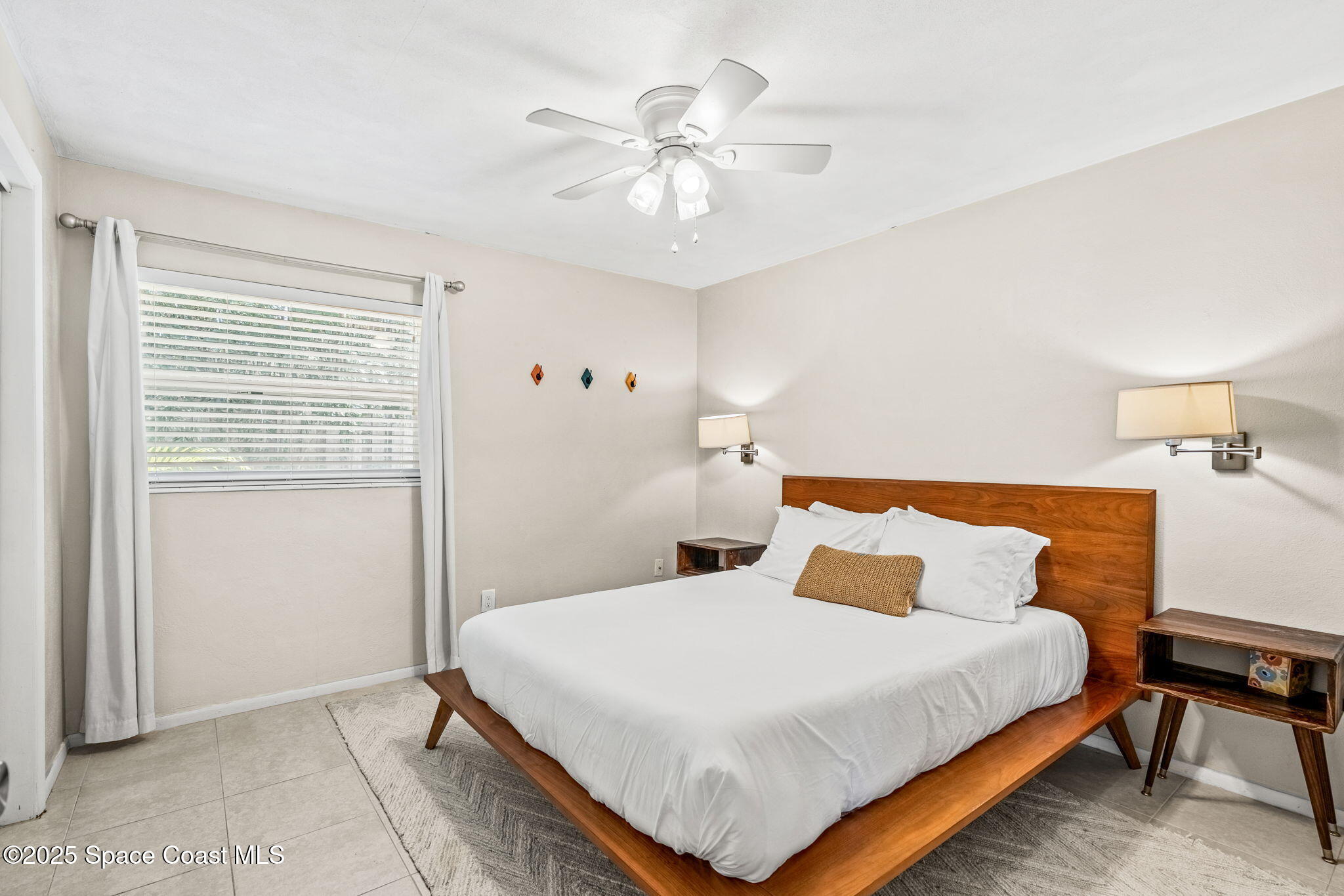 411 Poinsettia Road Melbourne Beach, FL 32951 - Photo 21 of 78 a bedroom with a bed and a table