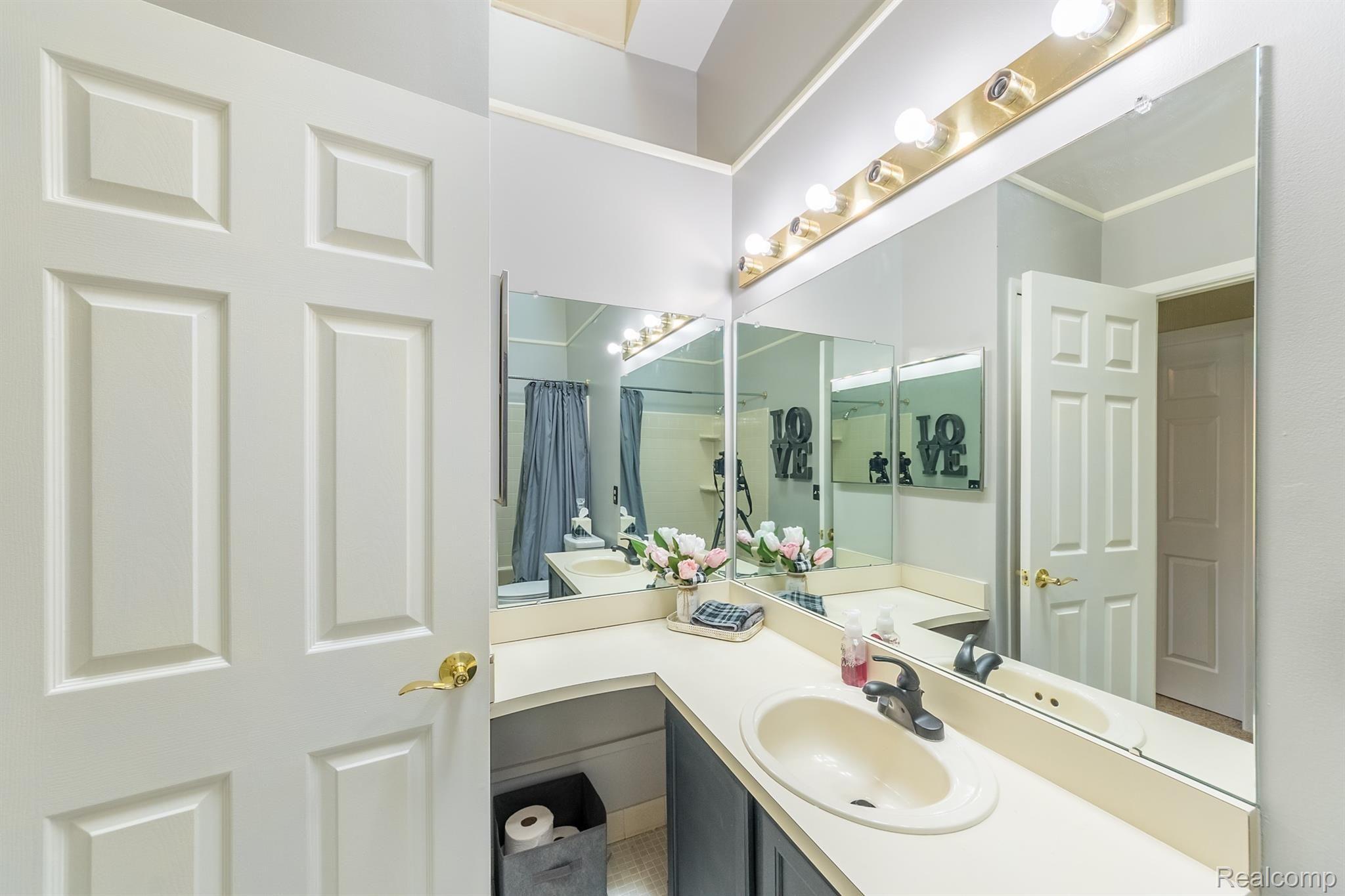 39981 Crosswinds Road Novi, MI 48375 - Photo 11 of 23 Welcome Home (10).jpg